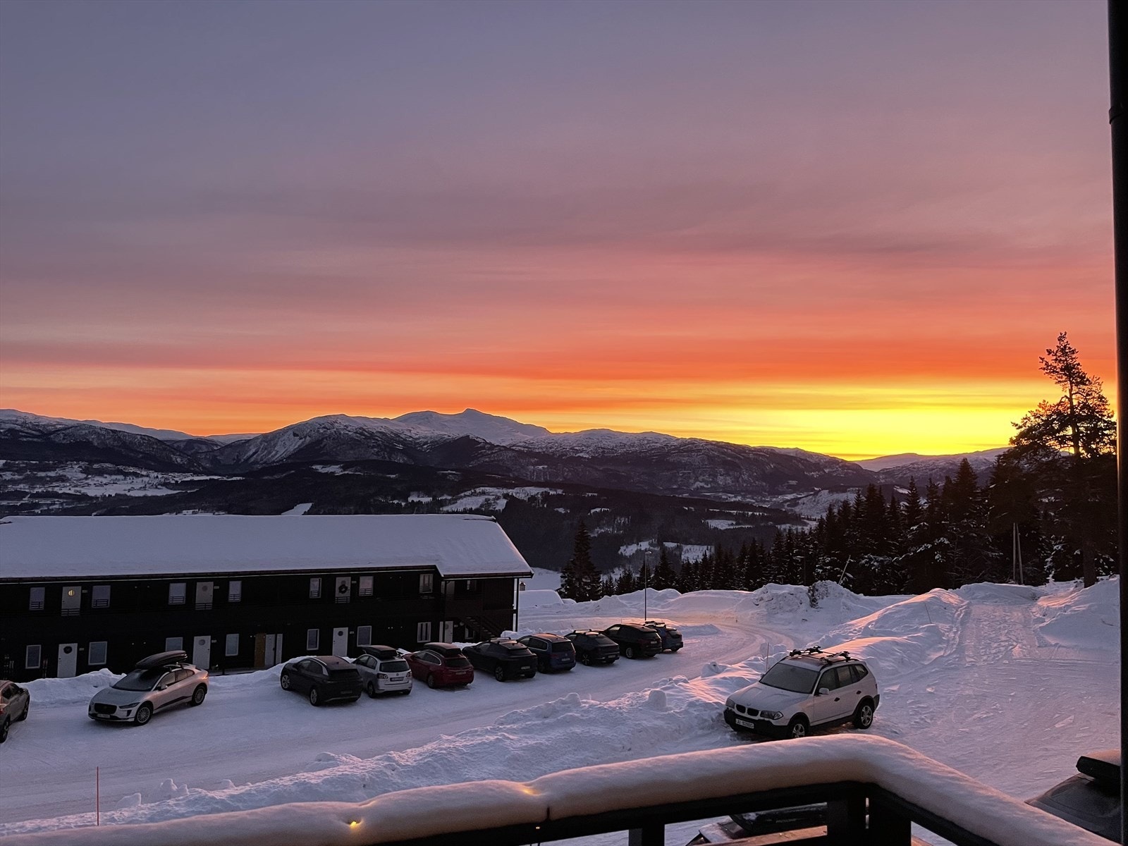 Kveldslys over fjellene. Dette er en utsikt som aldri blir kjedelig. Galleribilde