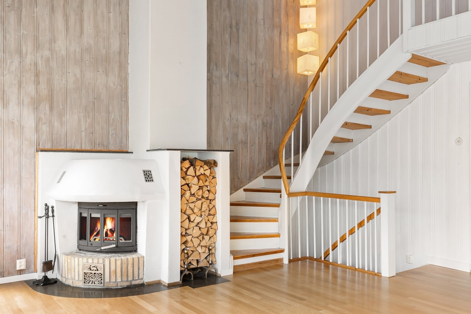 Peisen er sentralt plassert i rommet. Galleribilde