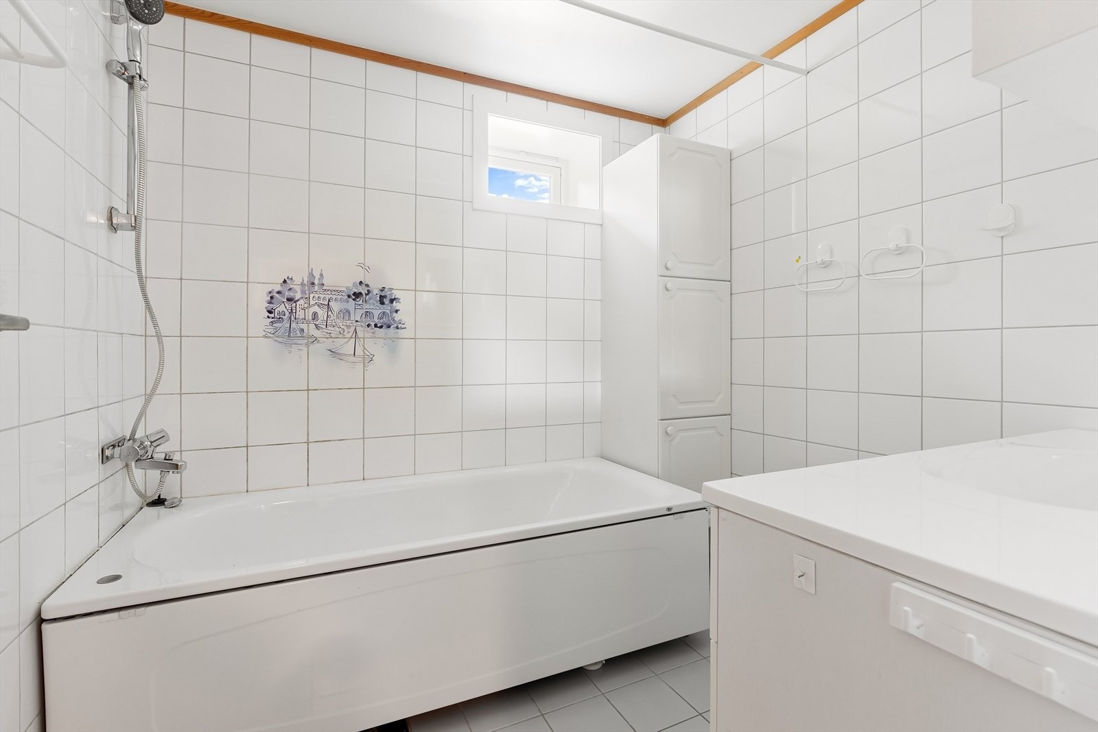 Badet ligger i underetasjen og er flislagt med varmekabler i gulvet. Galleribilde