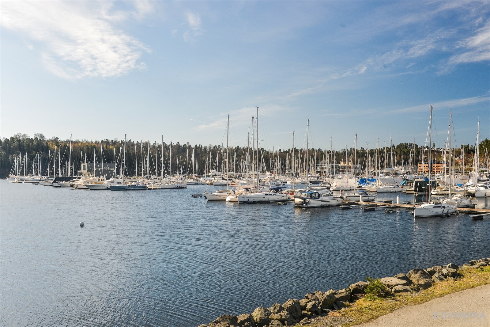 Fra eiendommen er det kort vei til Leangbukta marina med båtplasser og restaurant. Galleribilde