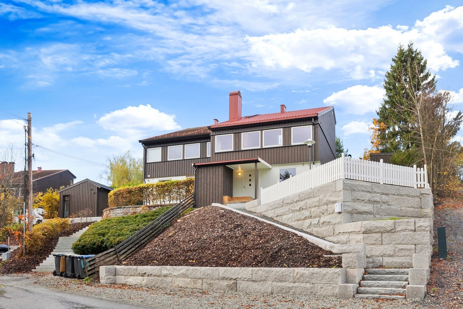 Garasjeplass i felles rekke på 13 kvm og utvendig parkering ved grusgang. Galleribilde