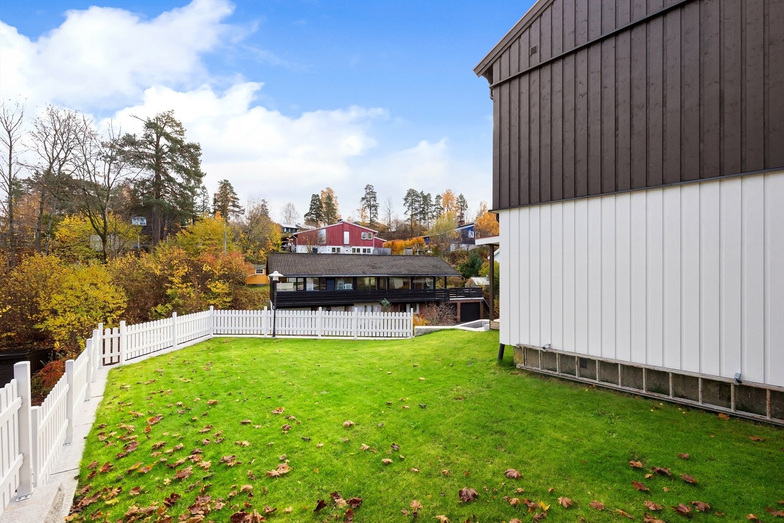 Boligen ligger i et rolig og familievennlig område med gode solforhold i blindvei. Galleribilde