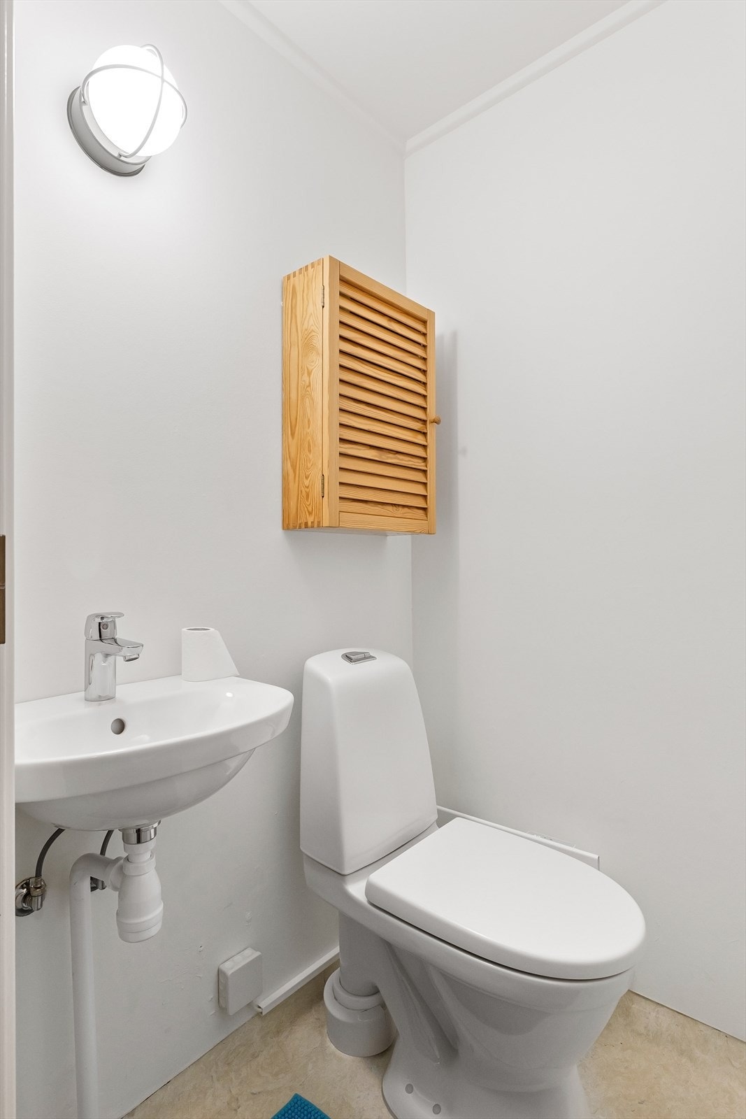 Vegg i vegg med badet er det adkomst til et separat toalettrom. Galleribilde