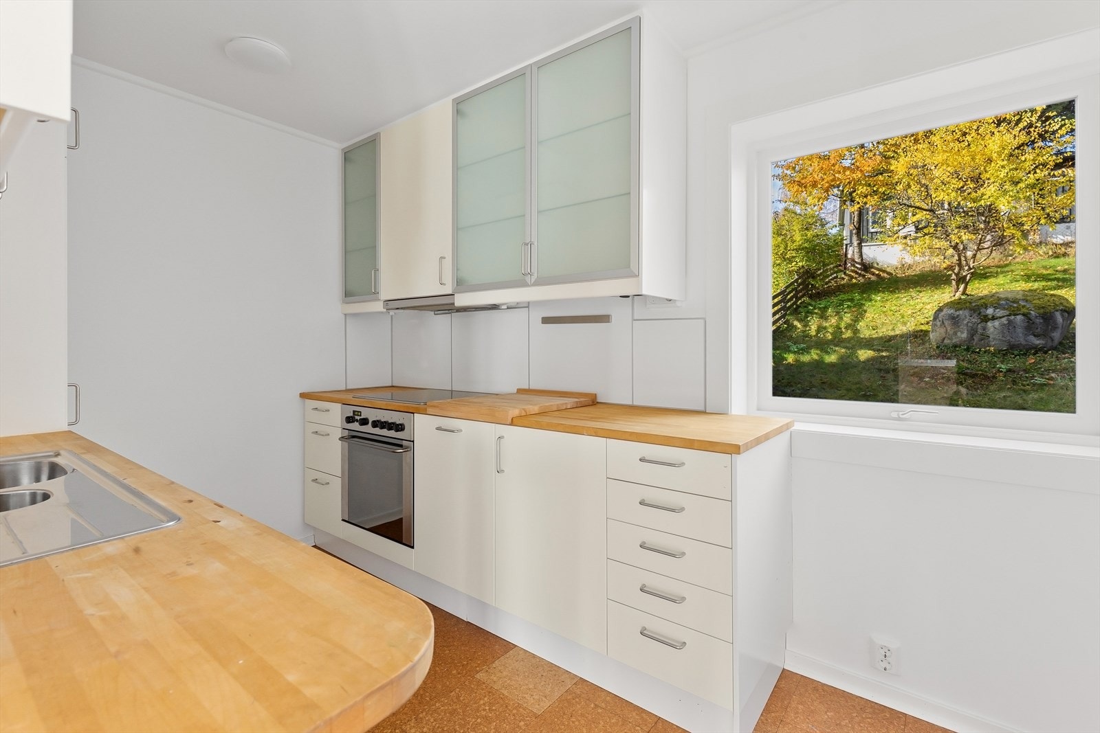 Slette fronter og benkeplate i tre. Galleribilde