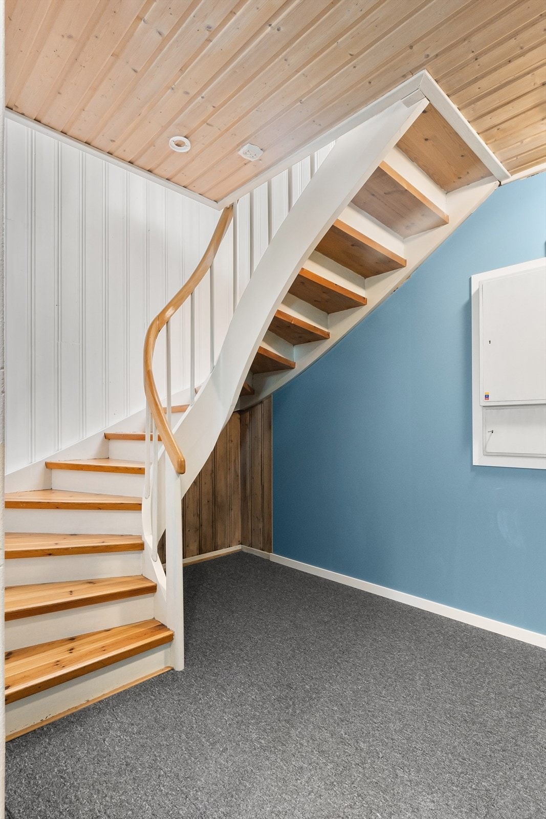 Gang i underetasje. Galleribilde