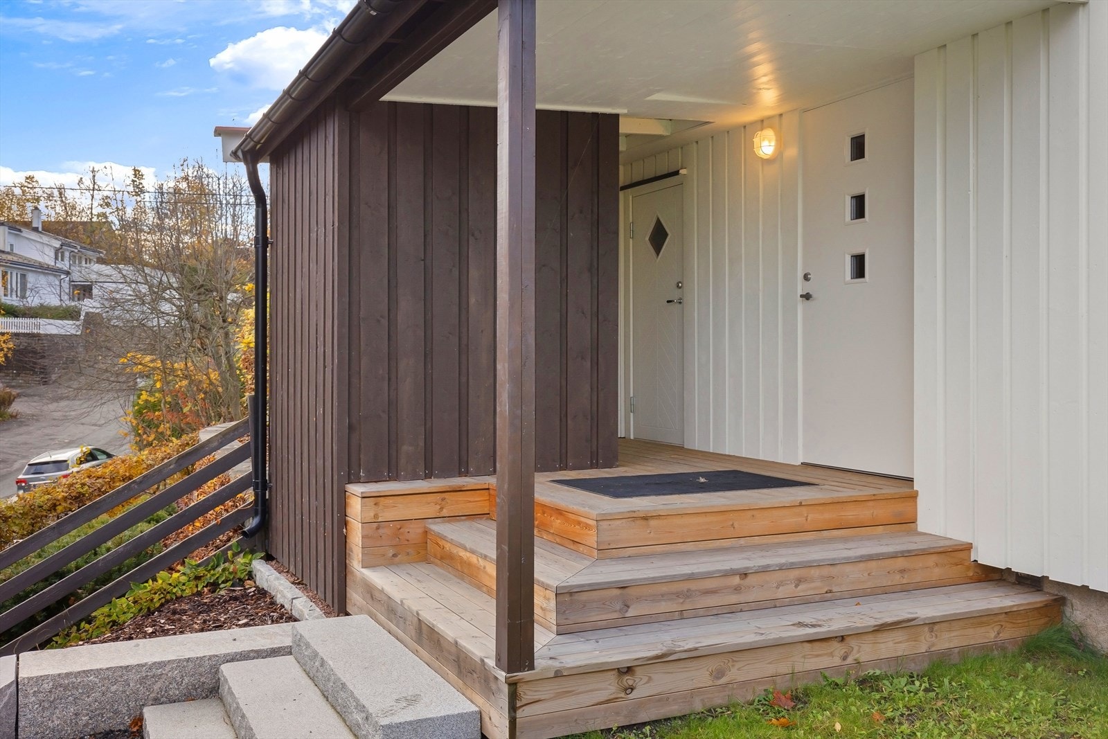 Overbygget inngangsparti med adkomst til utvendig bod. Galleribilde