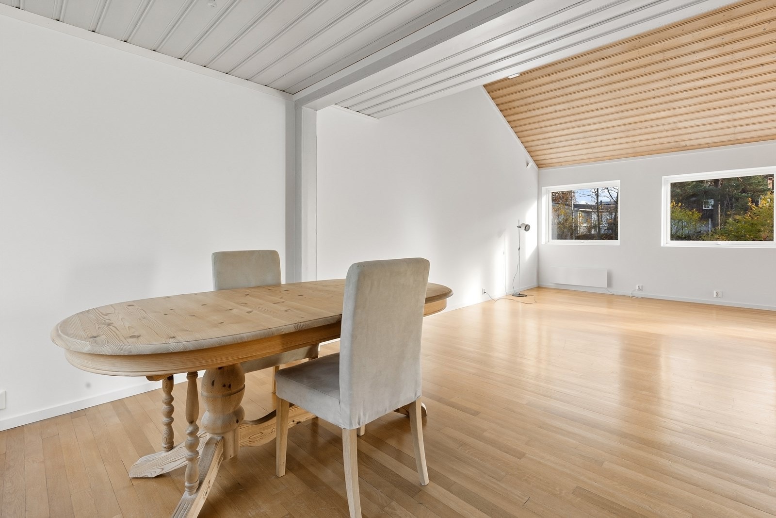 God plass til å innrede med et stort spisebord. Galleribilde