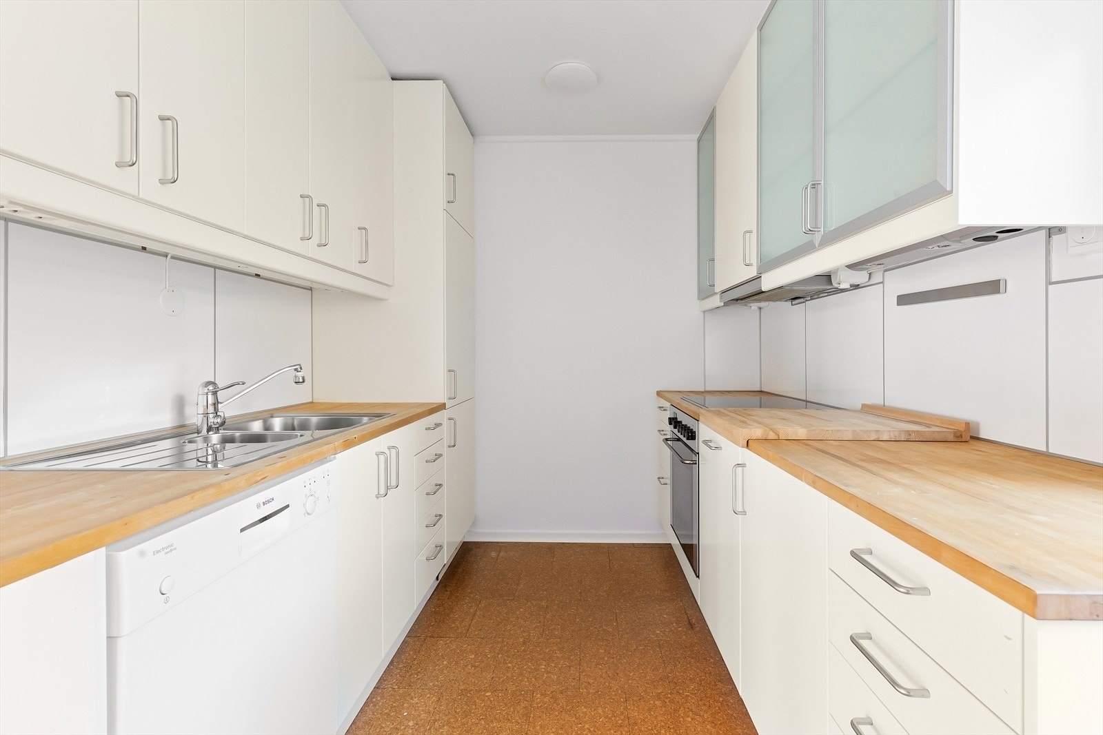 Integrerte hvitevarer består av stekeovn og kombiskap, mens oppvaskmaskinen er frittstående og plassert i innredningen. Galleribilde