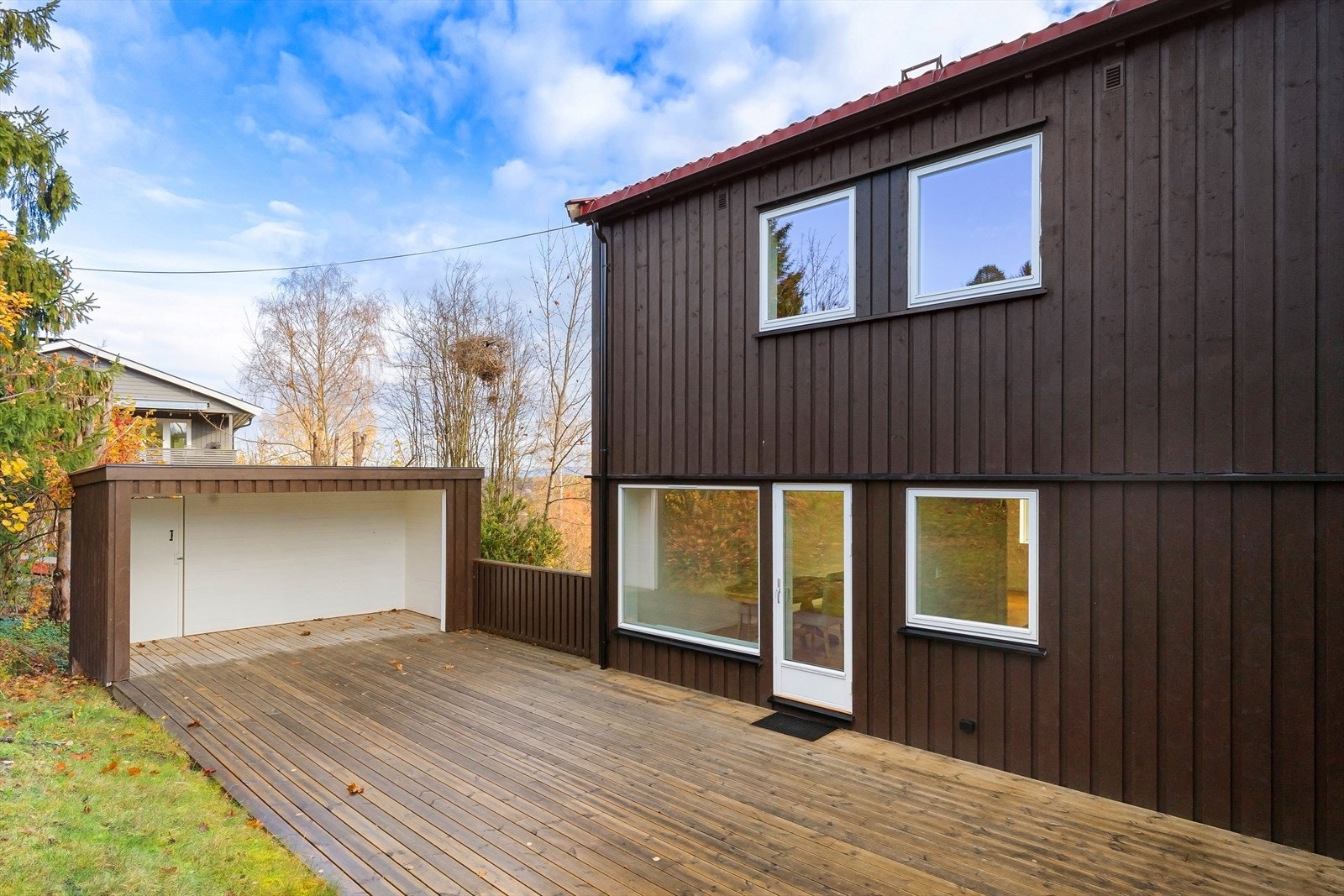 Oppført i trekonstruksjon med terrassebord av tre som ble lagt nytt i 2022. Galleribilde