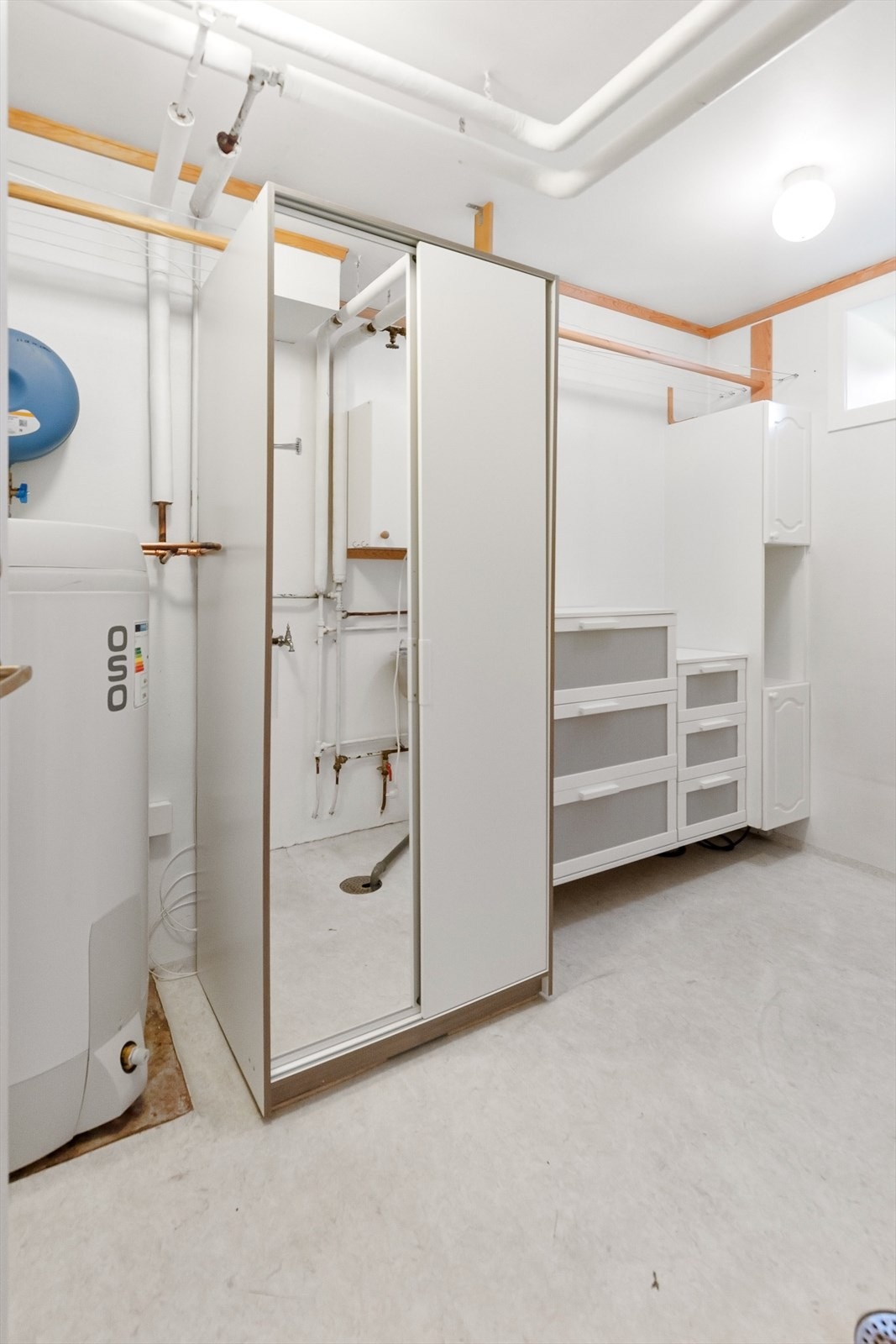 Separat vaskerom utstyrt med skap og utslagsvask. Varmtvannsberederen ble byttet i 2024. Galleribilde