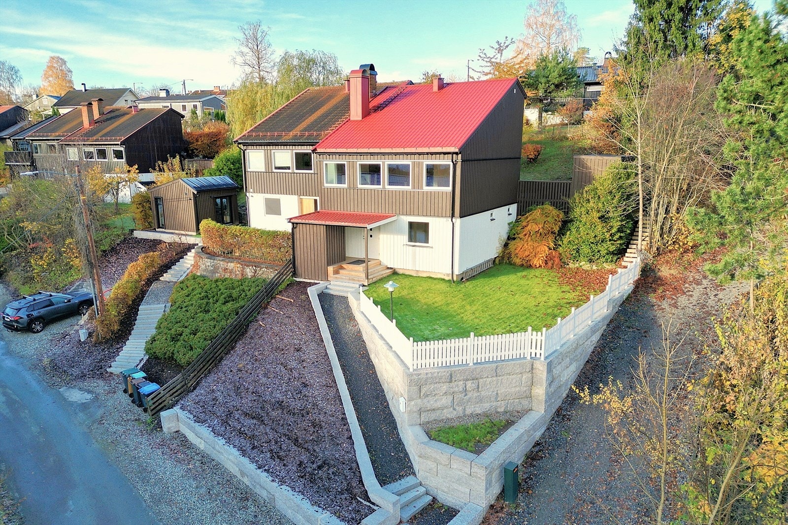 Boligen ligger attraktivt til i blindvei. Oppgraderte uteområder med bl.a. granittmur og grusgang i 2024. Galleribilde