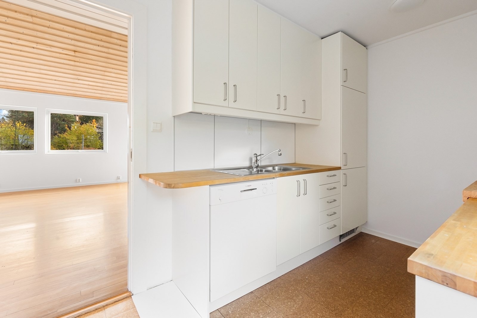 Kjøkkenet ligger praktisk til ved spisestuen. Galleribilde