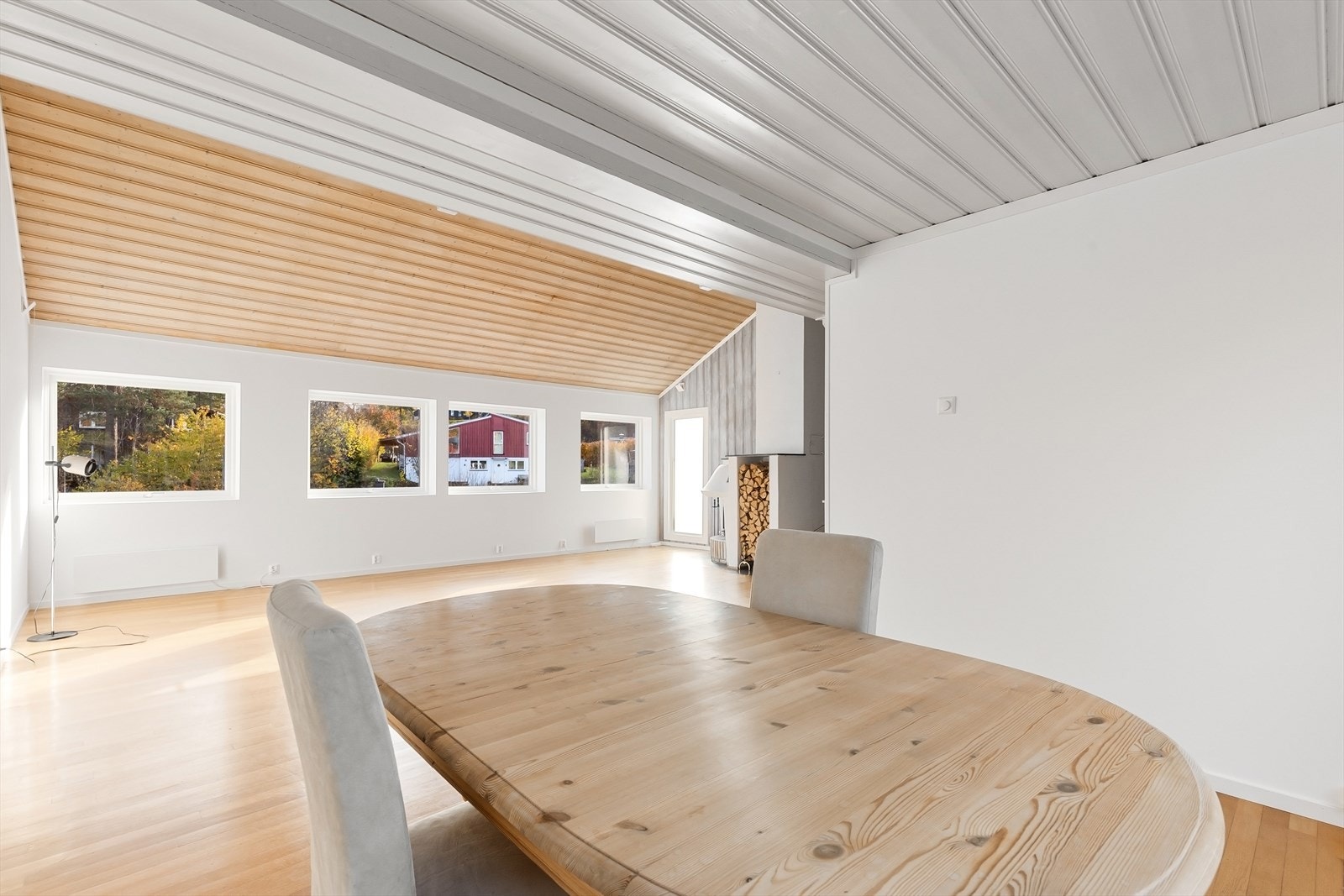 Stuen ligger i åpen løsning mot spisestuen. Galleribilde