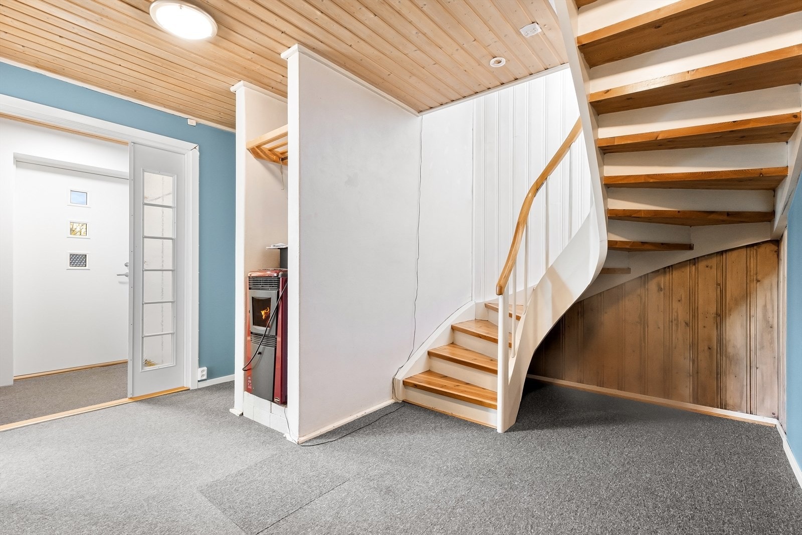 Gang i underetasjen med elektrisk pelletsovn. Galleribilde