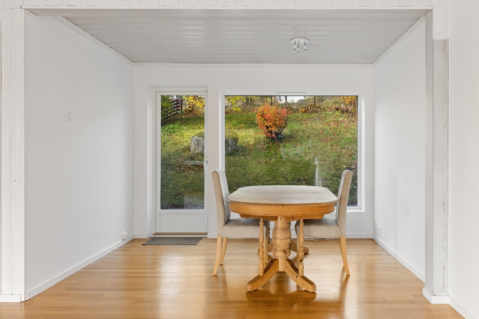 Fra spisestuen er det utgang til terrassen. Galleribilde