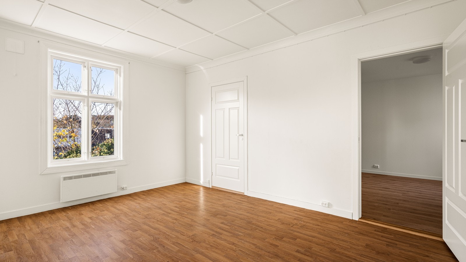 Stuen i leiligheten i 1.etg. er romslig - her er det høyt under taket Galleribilde