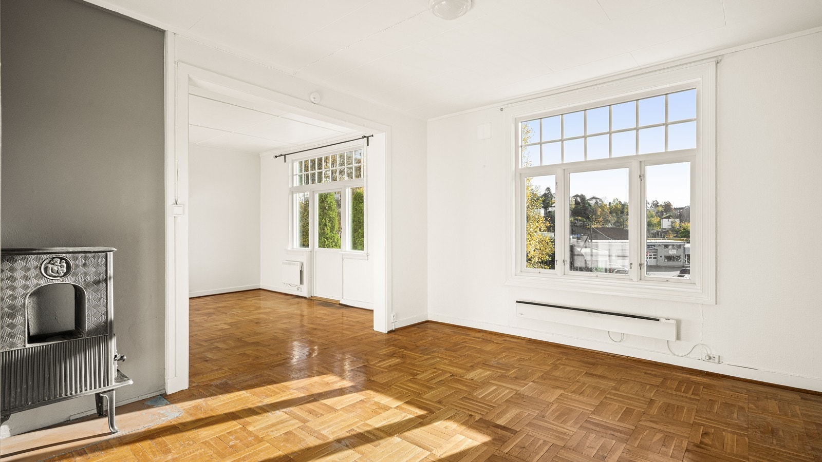 Store vinduer i hovedstuen i leiligheten i 1.etg. Galleribilde