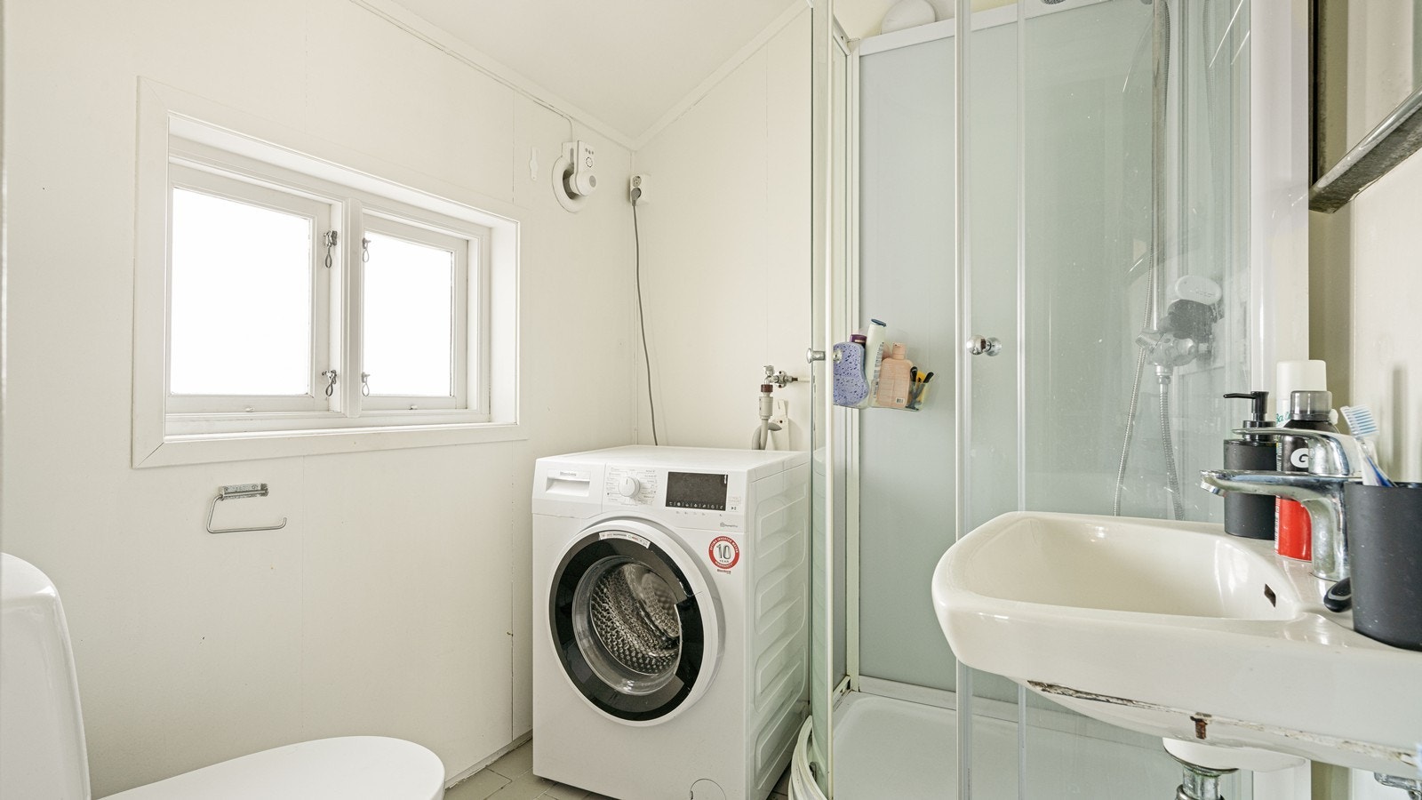 Bad/vaskerom i leilighet i 2.etg. - her er det opplegg til vaskemaskin - det er også opplegg til felles vaskerom i kjeller Galleribilde