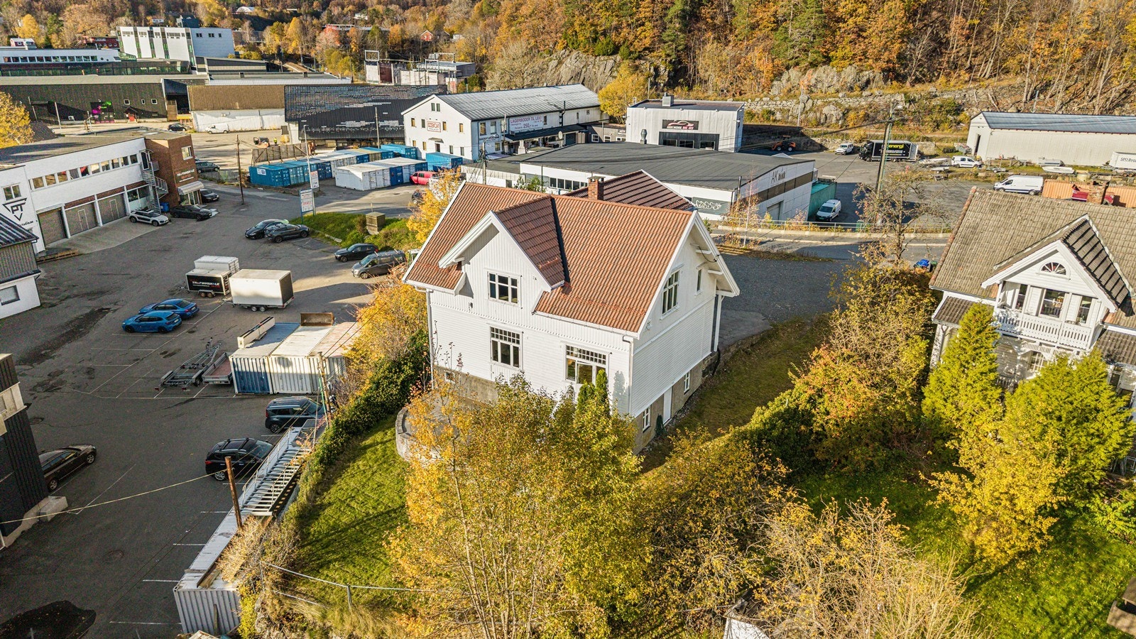 Boligen har romslig tomt og ligger meget sentralt Galleribilde