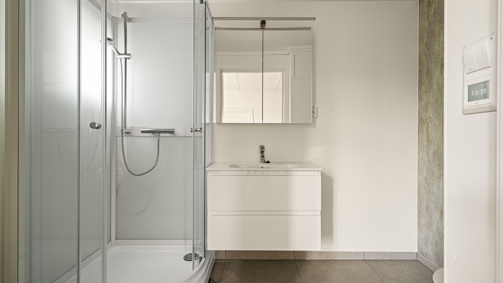 Bad i leiligheten i 1.etg. er oppgradert i 2025 - her er det varmekabler - innredning og dusjkabinett Galleribilde