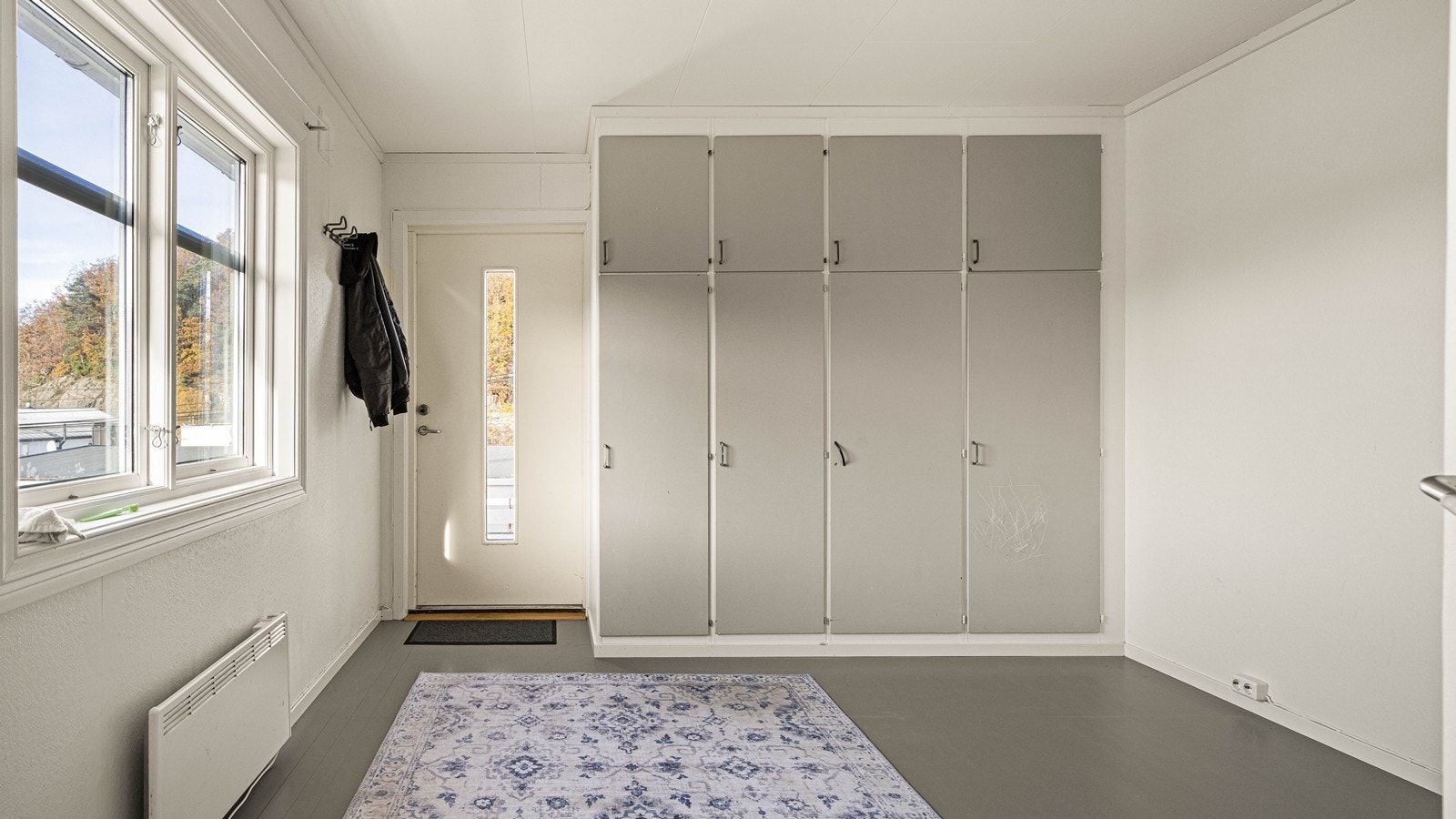 Velkommen til leiligheten i 2.etg. her er det en romslig gang Galleribilde