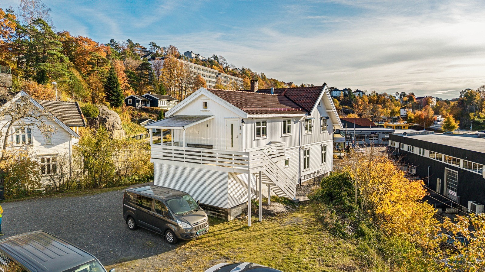 Romslig tomt med god plass til parkering, evnt om man ønsker å lage en romslig hage er det flat fin tomt til dette Galleribilde