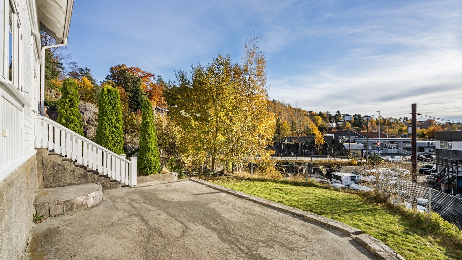 Det er trapp ned i hagen fra leiligheten i 1.etg. Galleribilde