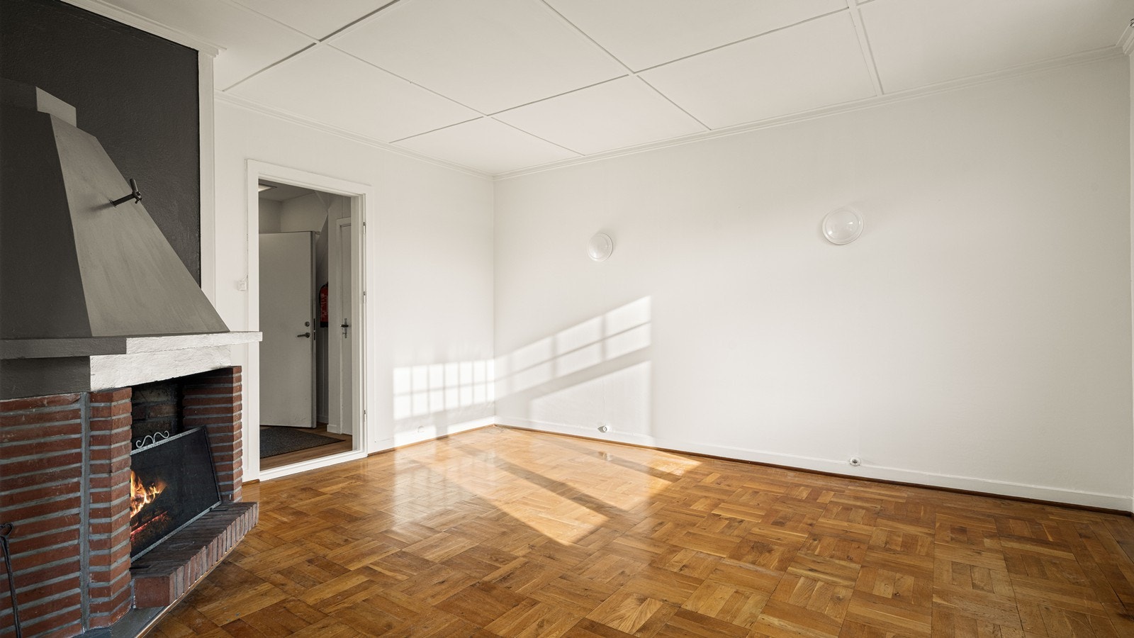 Stue med peis i leiligheten i 1.etg. Galleribilde