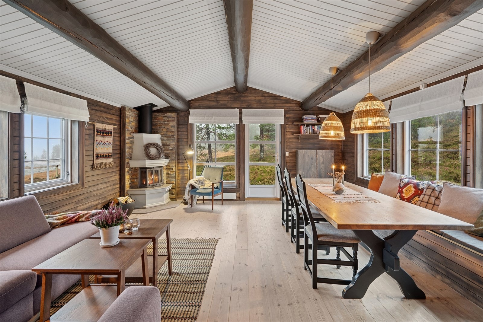 Romslig og åpen stue og spisestue, rikelig med store vindusflater som slipper inn naturlig lys Galleribilde