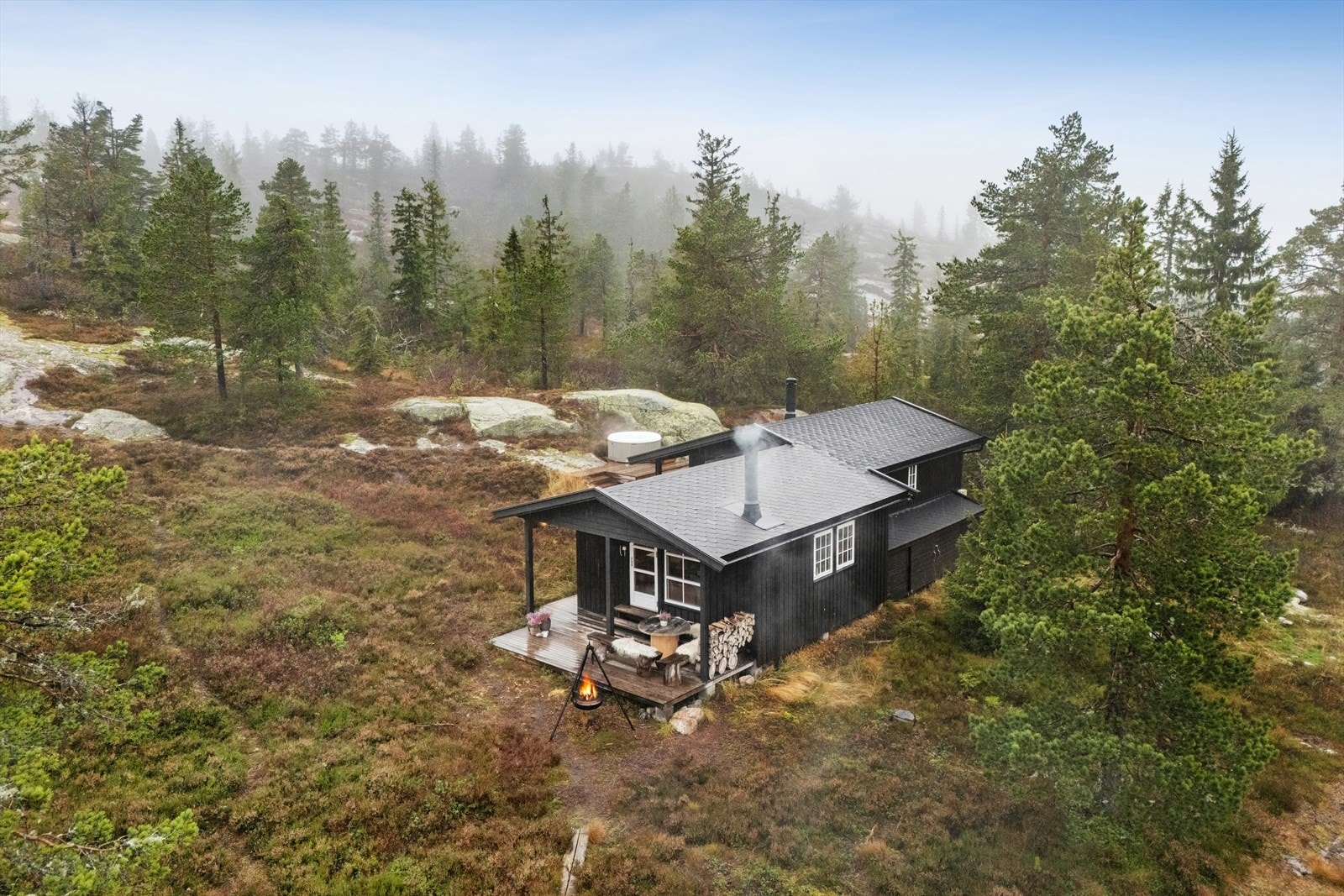 Tomten er i hovedsak en skrående naturtomt, som ligger solrikt og usjenert til. Galleribilde