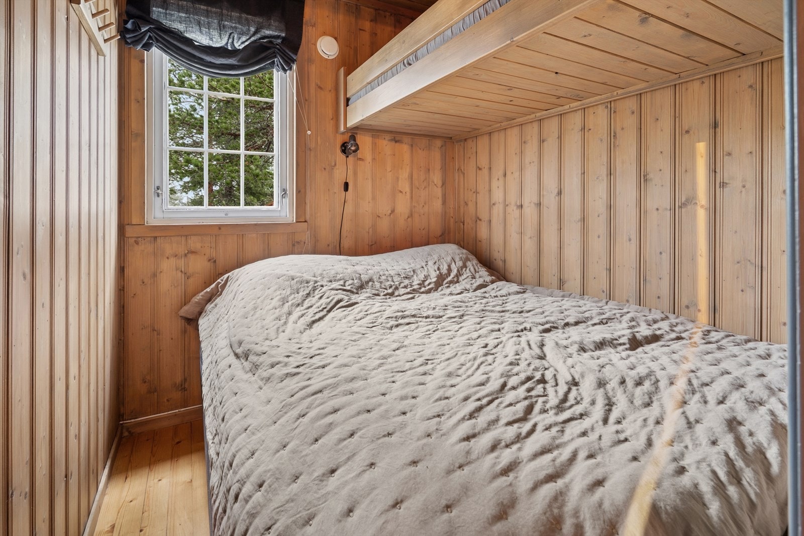 Soverom 2 med dobbeltseng og overkøye Galleribilde