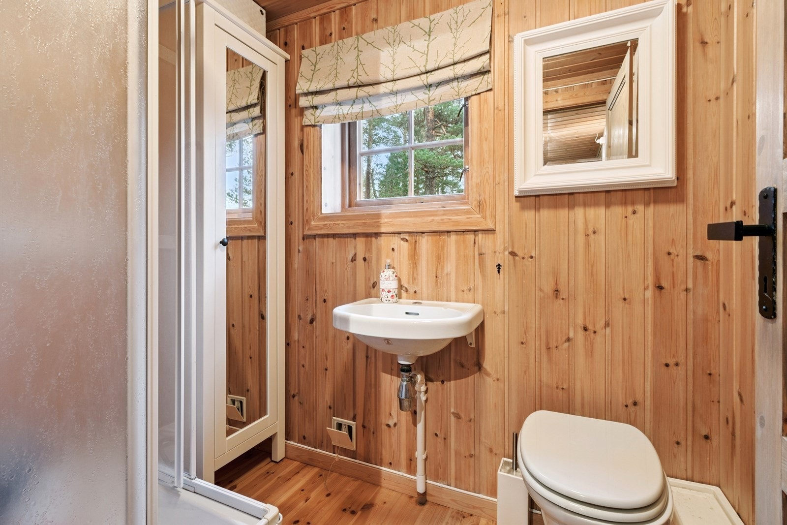 Bad med dusjløsning. Privat vannverk Galleribilde