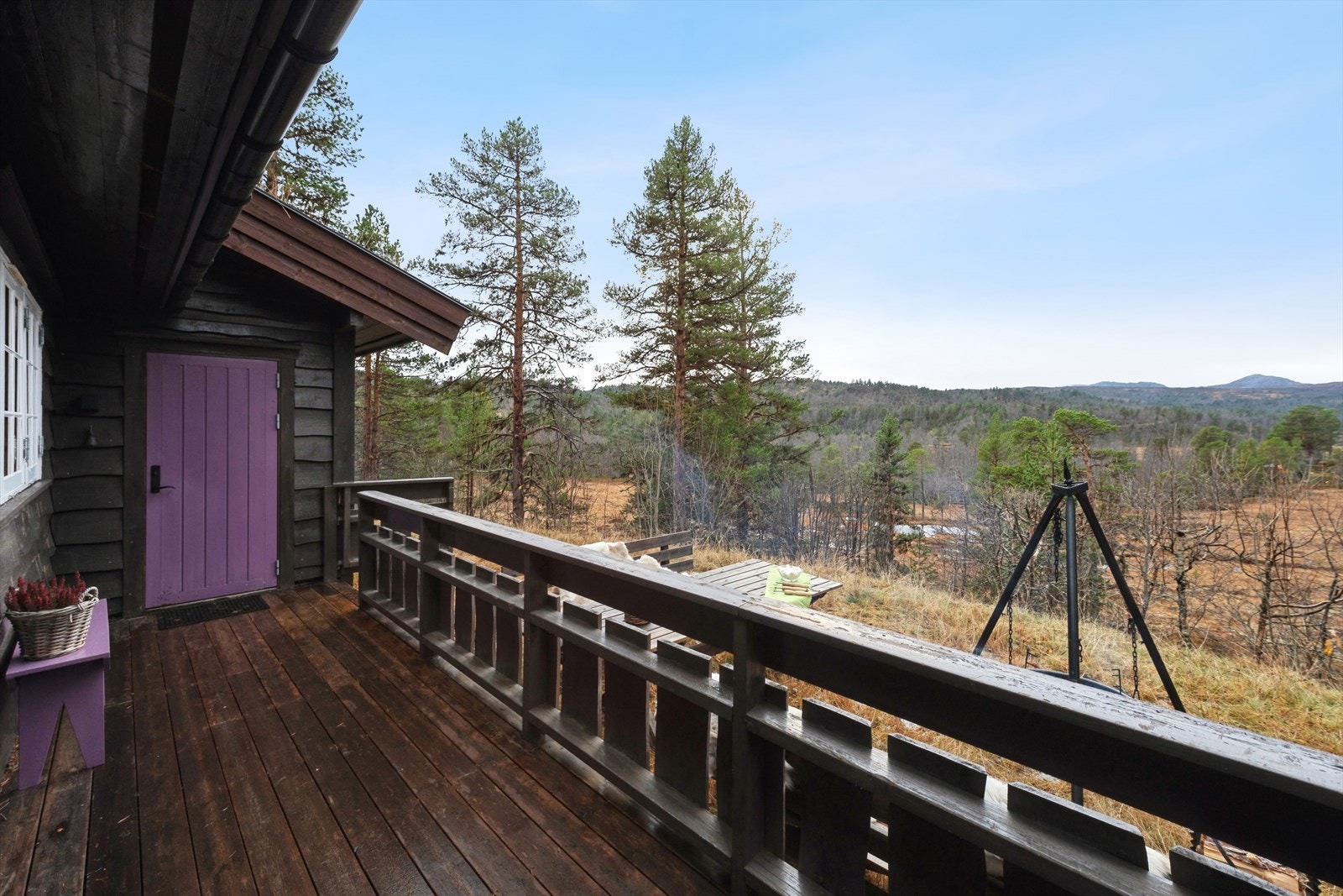 Inngangsparti med utsikt mot sørvest og inn i fjellheimen Galleribilde