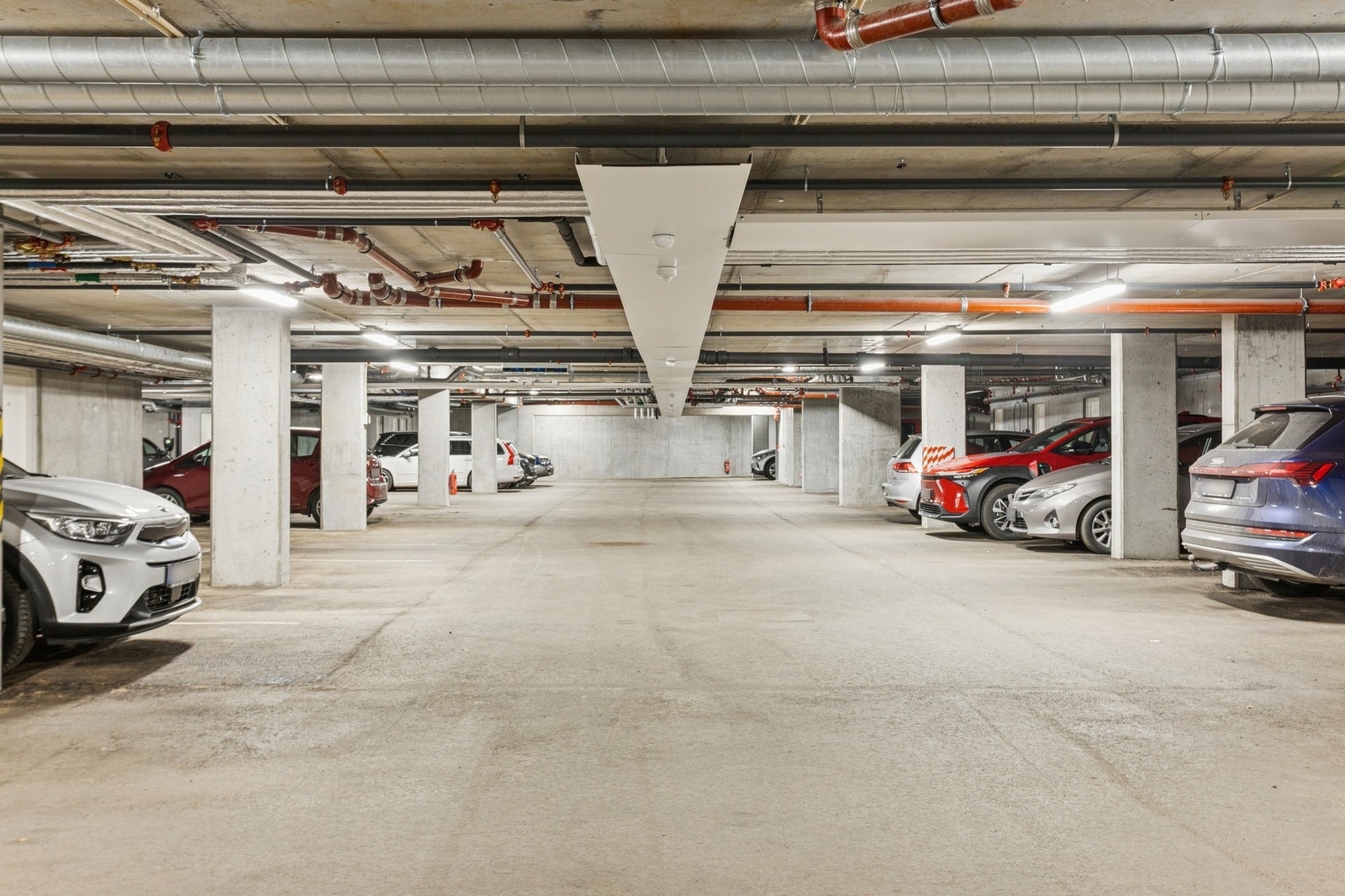 Herlig med parkeringsplass i felles parkeringskjeller. Galleribilde