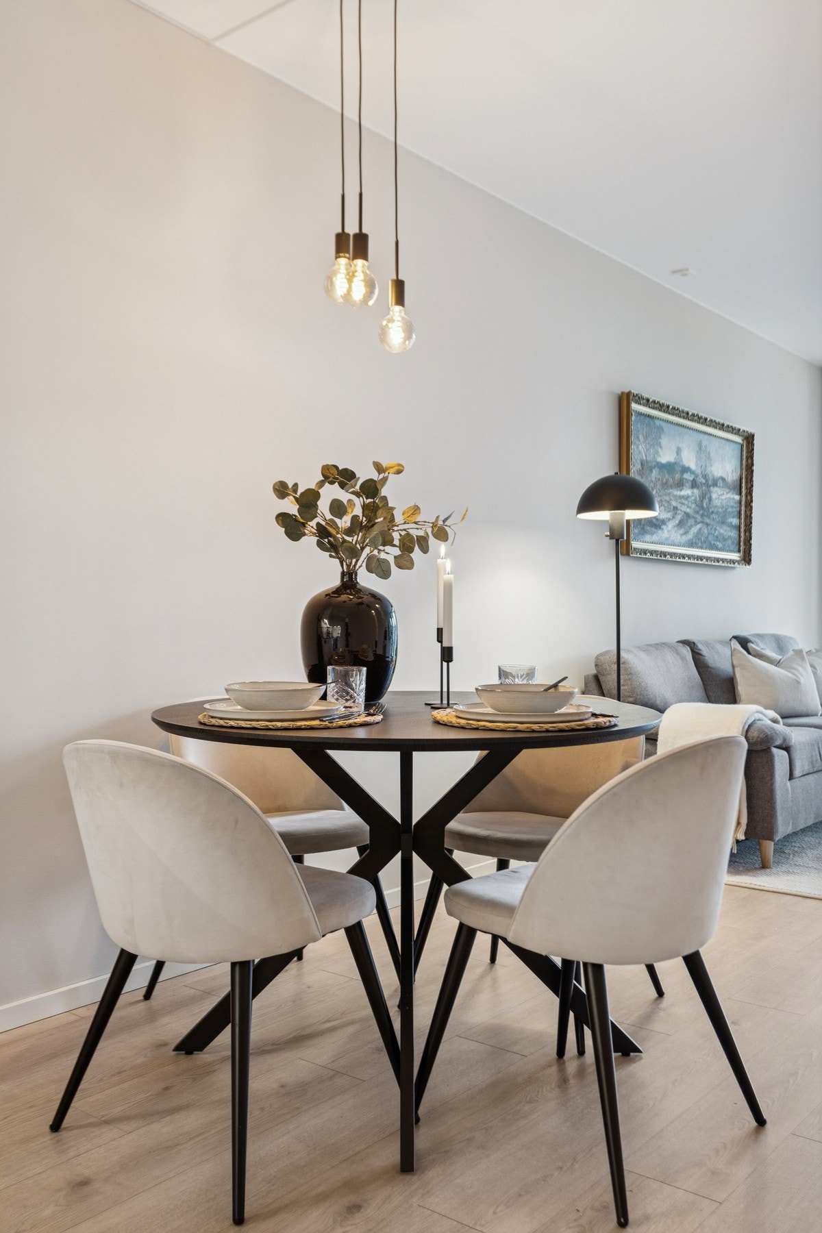 I tilknytning kjøkkenet er det fin plass til et lite kjøkkenbord / spisestuebord. Galleribilde