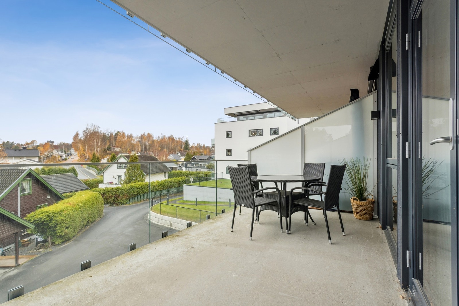 Leiligheten har en svært attraktiv beliggenhet i det populære boligprosjektet Ullerål Hage - et moderne og veletablert boområde på Haldenjordet. Galleribilde