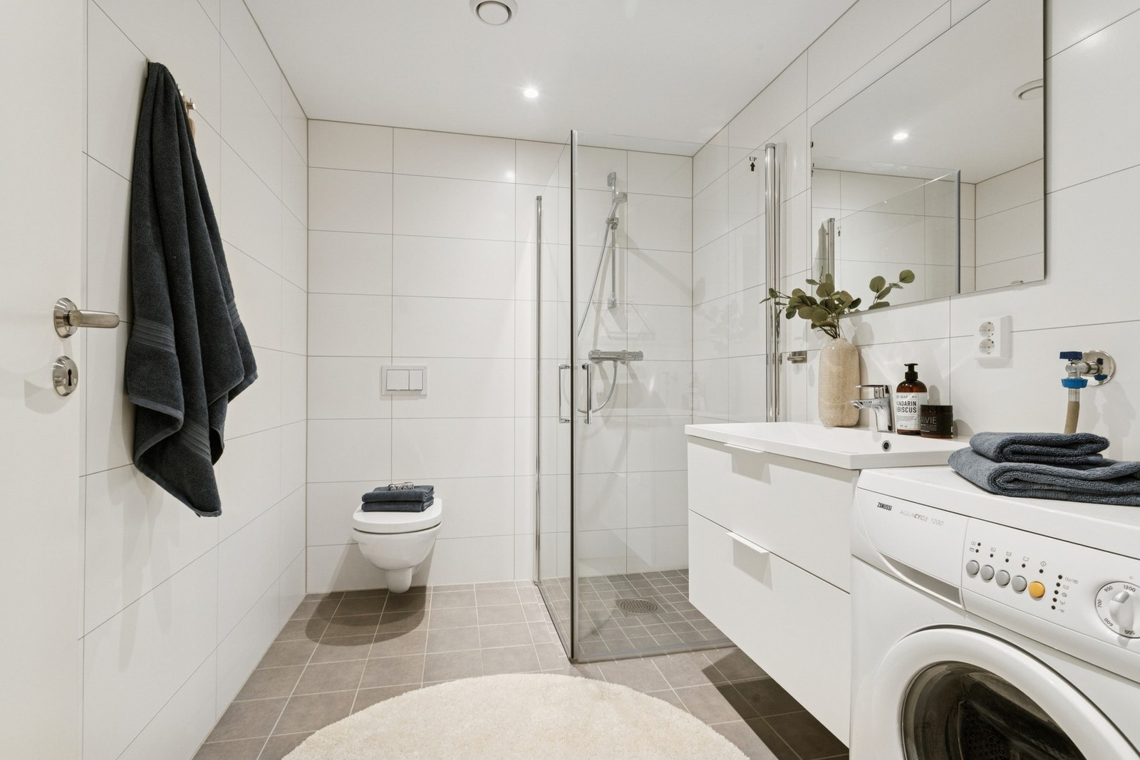 Baderommet er av god størrelse og har en tidløs og moderne innredning. Galleribilde