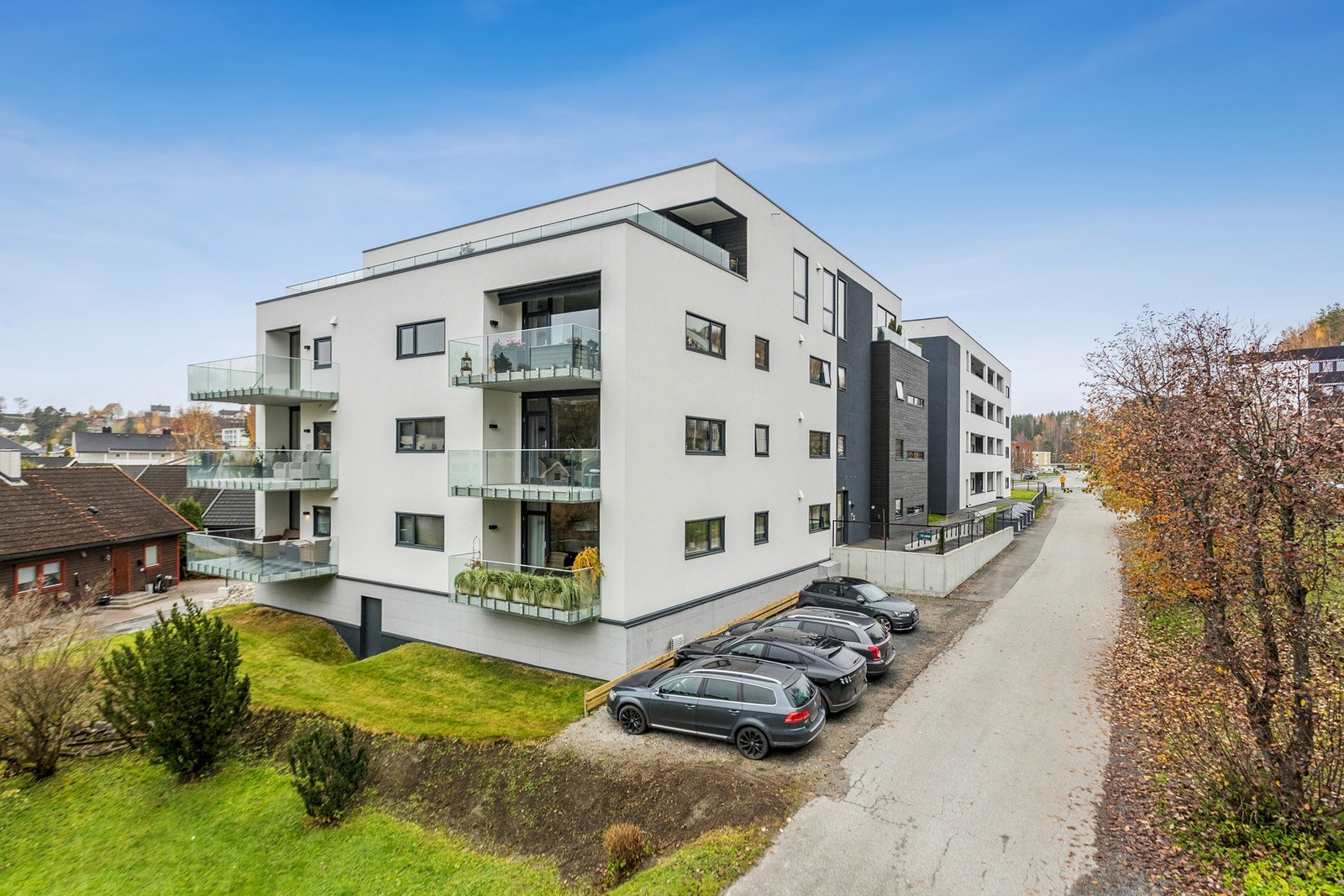 Gjesteparkeringer på baksiden av blokken Galleribilde