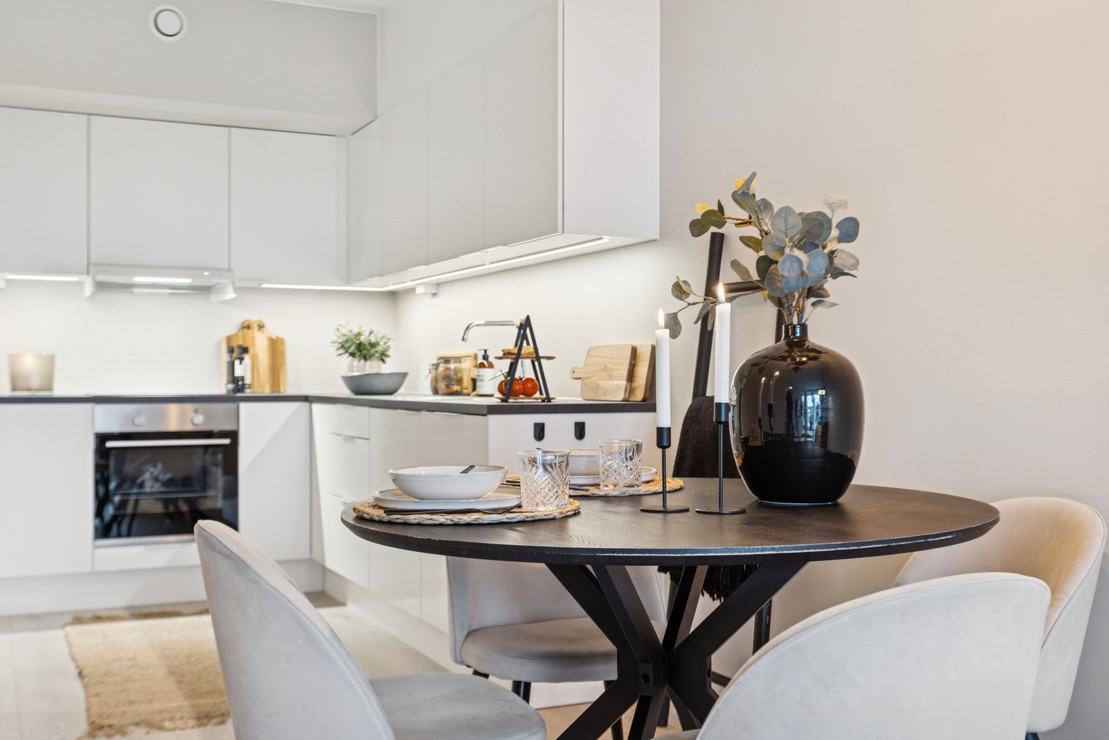 Videre kommer du til kjøkkenet som ligger i moderne åpen løsning mot stue. Galleribilde