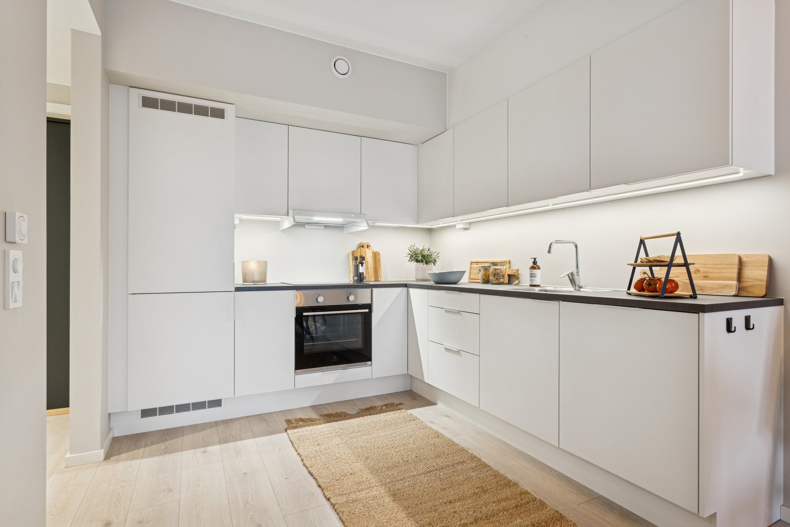 Et pent Sigdal kjøkken med integrerte hvitevarer. Galleribilde