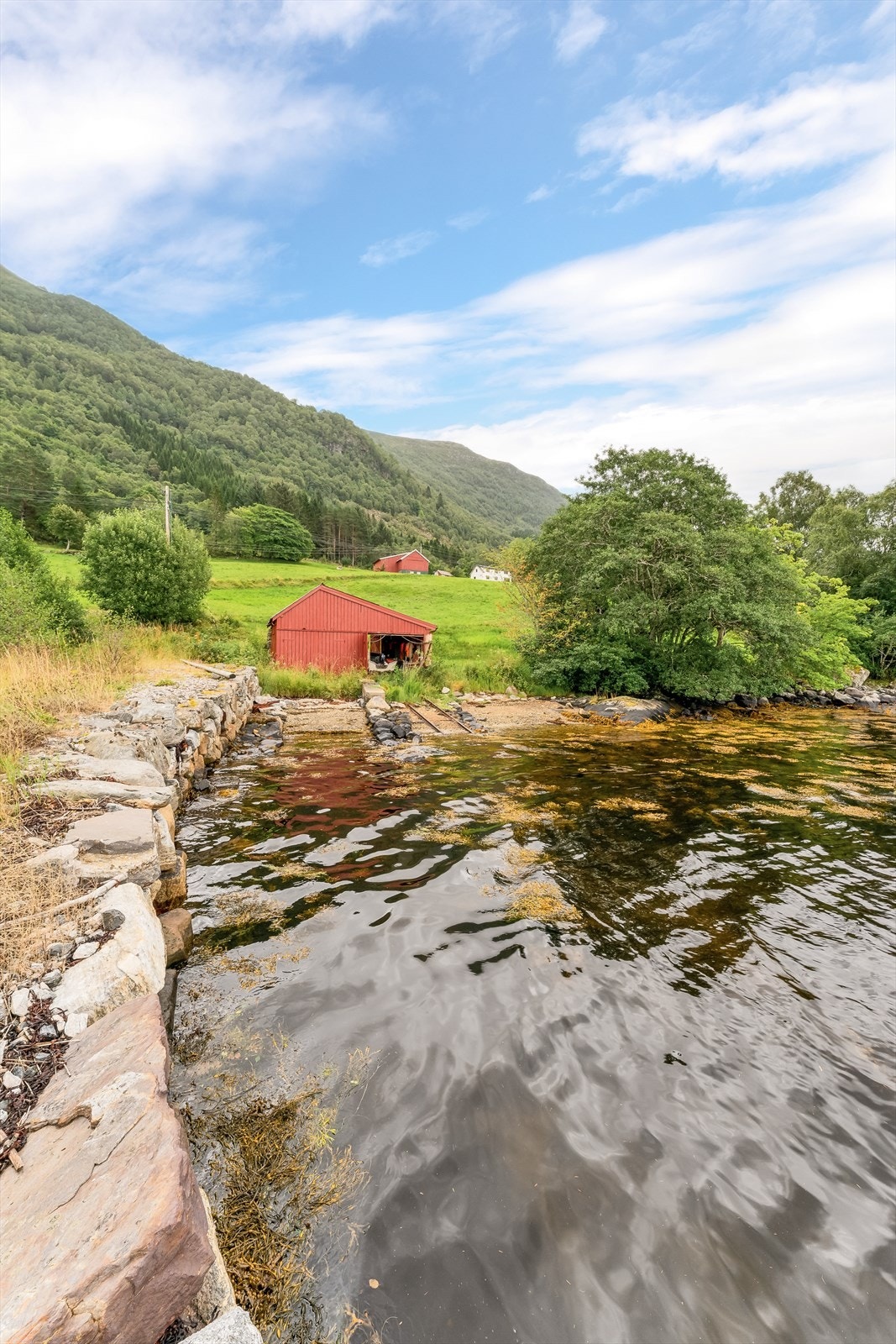 Naustet ved sjøen. Med båtopptrekk. Galleribilde