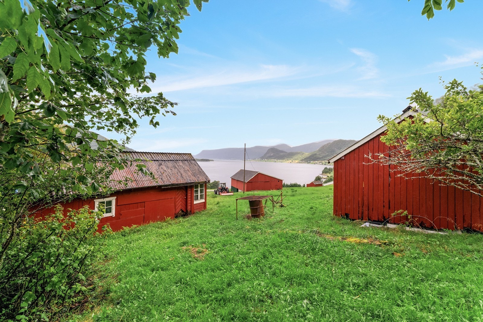 Utsikt mot sjøen fra uthusene Galleribilde