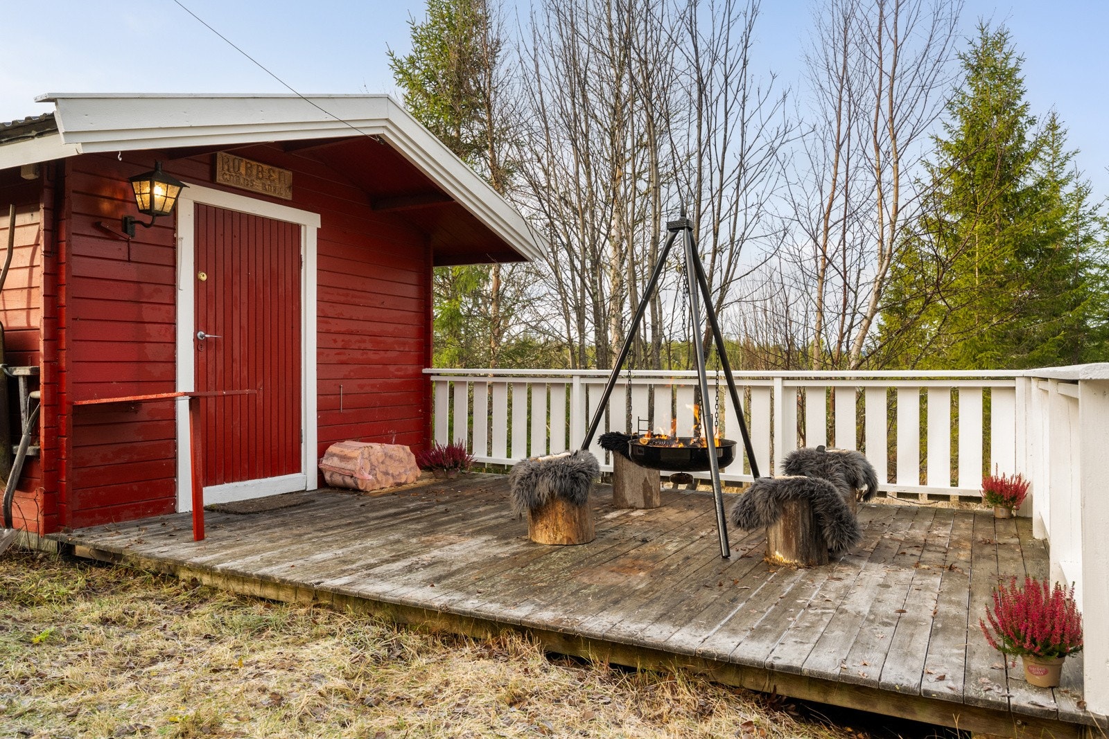 Uthus med lagringsplass og veranda utenfor som gir ekstra uteplass Galleribilde