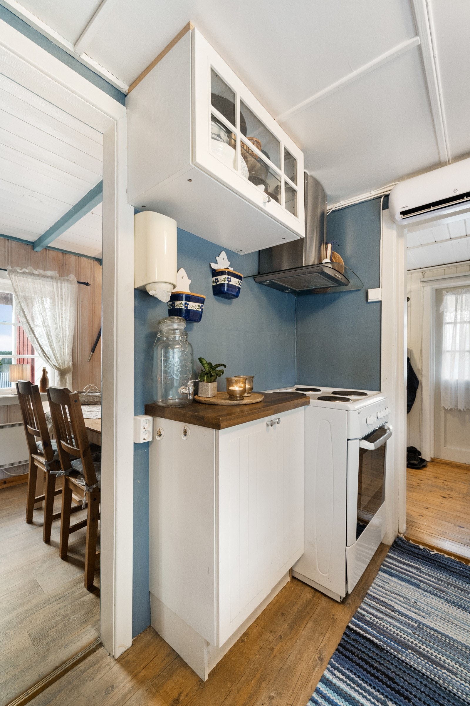 Den har under- og overskap med profilerte fronter, benkeplate med nedfelt vask, samt plass til komfyr Galleribilde