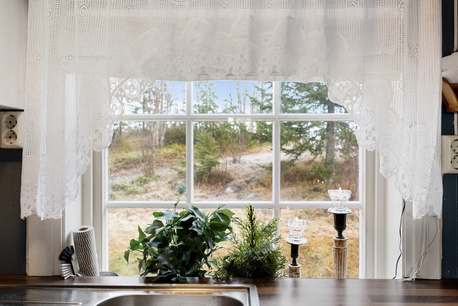 Fin utsikt til omgivelsene fra kjøkkenvinduet Galleribilde