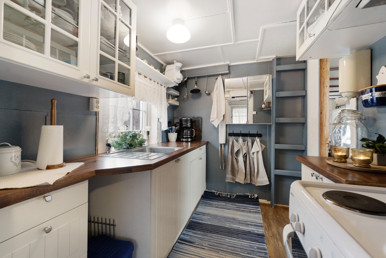 Kjøkkeninnredningen ble, ifølge takst fra 2010, installert samme år og fremstår som funksjonell Galleribilde