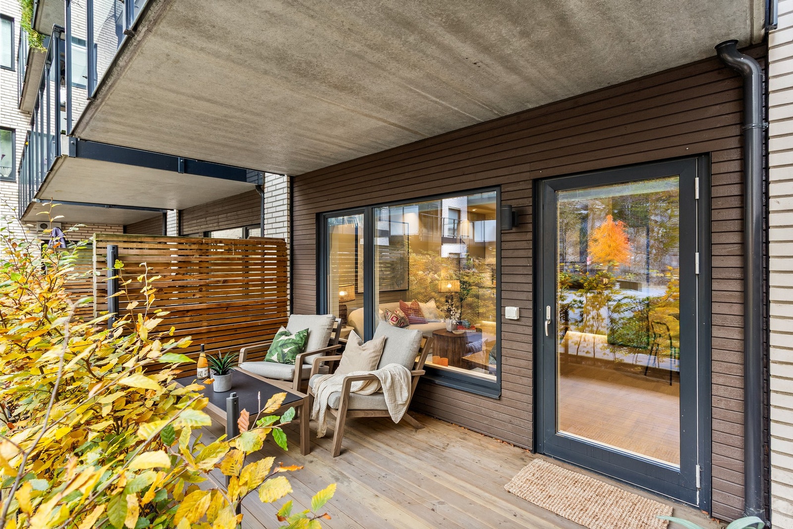 Terrassen har god plass til utemøbler og grill. Galleribilde