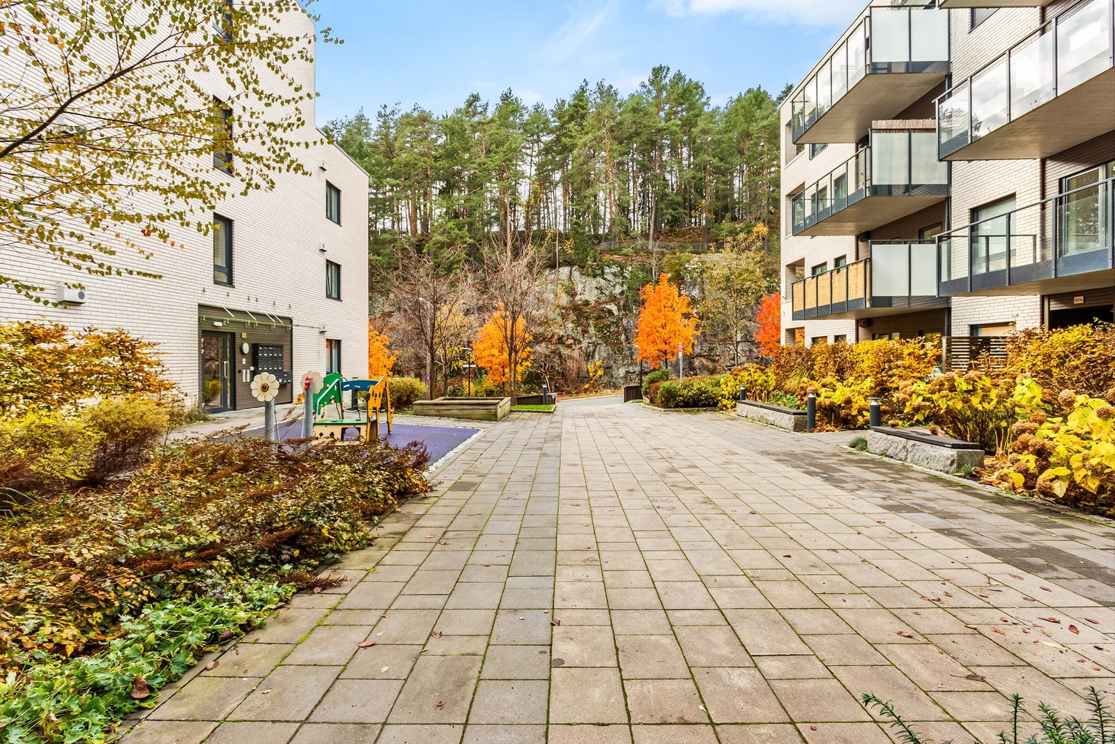 Borettslaget har pent opparbeidede felles arealer med steinbelagte gangveier og grønn beplantning. Galleribilde