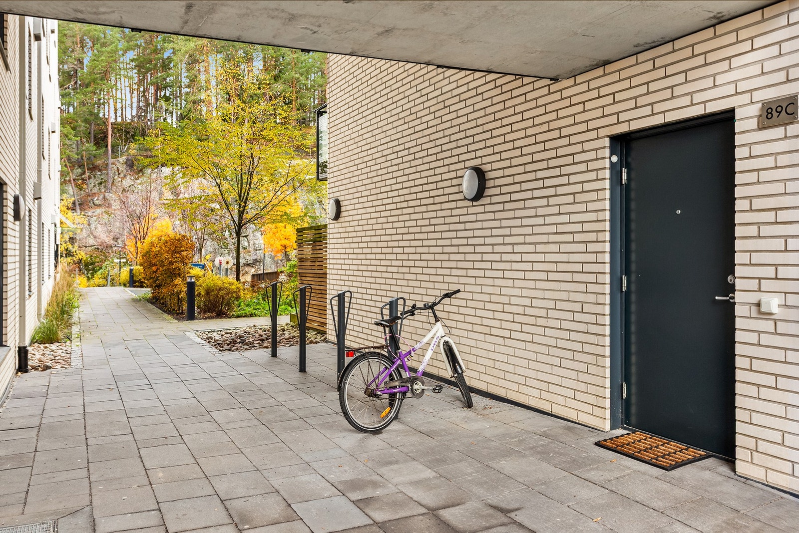 Leiligheten har egen adkomst. Praktisk med sykkelparkering rett utenfor. Galleribilde