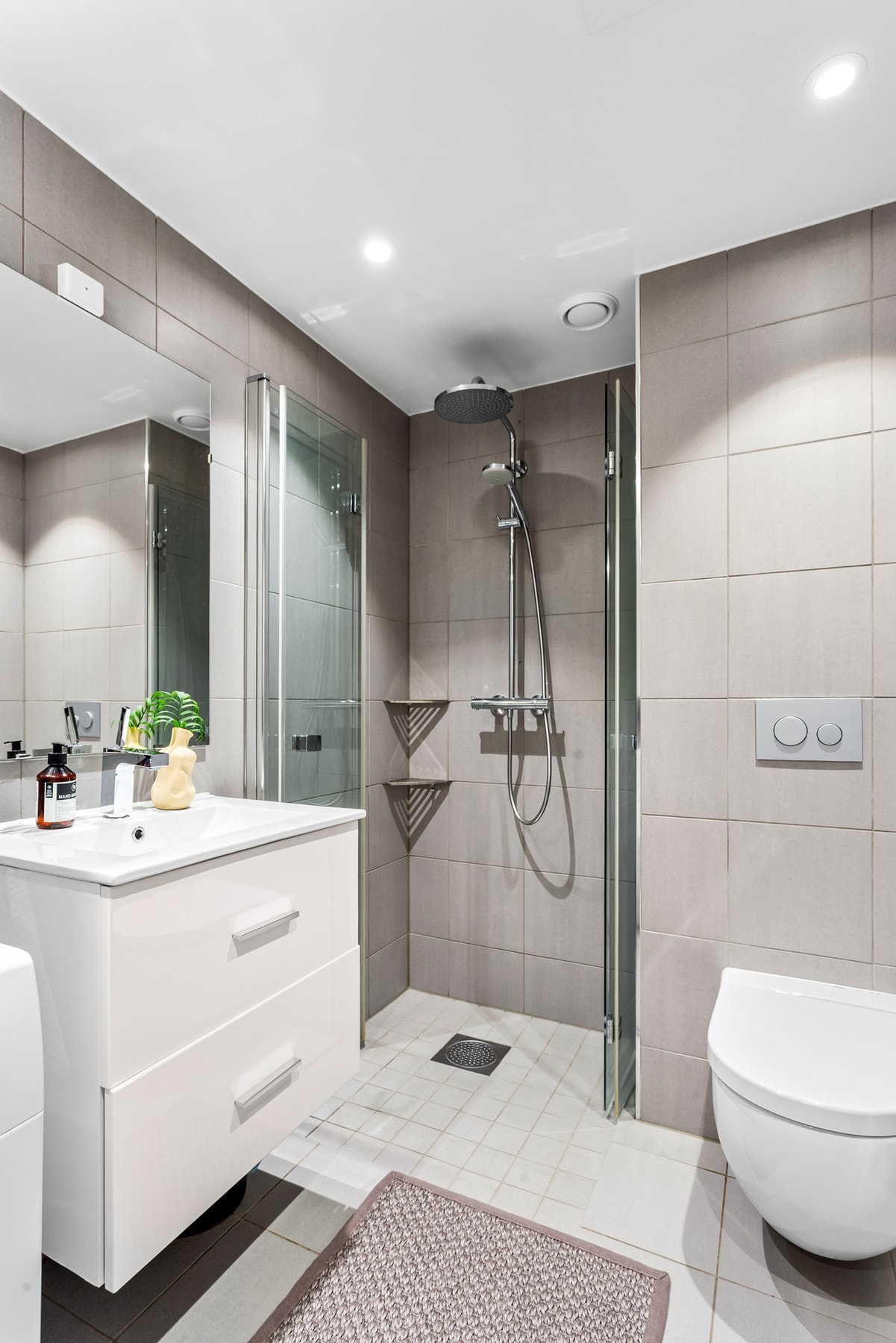 Videre er badet innredet med underliggende innredning av to skuffer med dempefunksjoner. Galleribilde